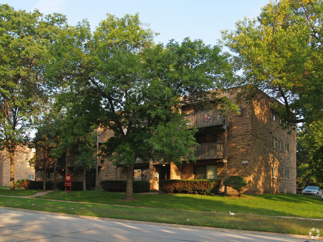 Primary Photo - 4104-4112 Lindenwood Dr