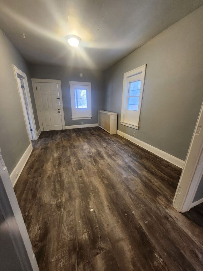 Building Photo - Upper 2 bedroom unit with all utilities in...