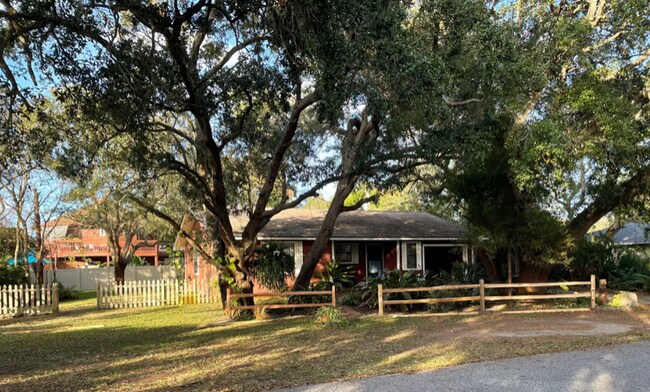 Building Photo - 360 Sunset Dr