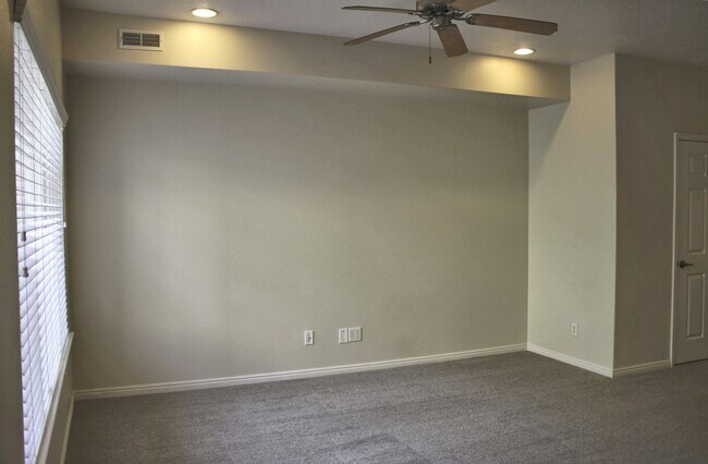 Foto del edificio - 1145 Canyon Meadow Dr