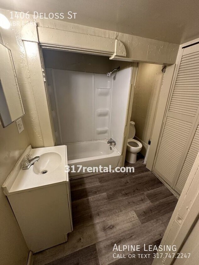 Building Photo - Near Fountain Square House 4 BEDROOMS, 1 BATH