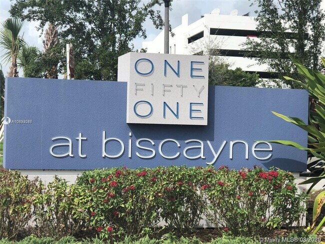 Foto del edificio - 14951 Royal Oaks Ln