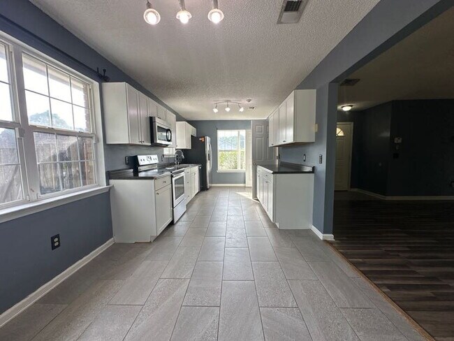 Building Photo - Great starter home very close to Fort Stewart