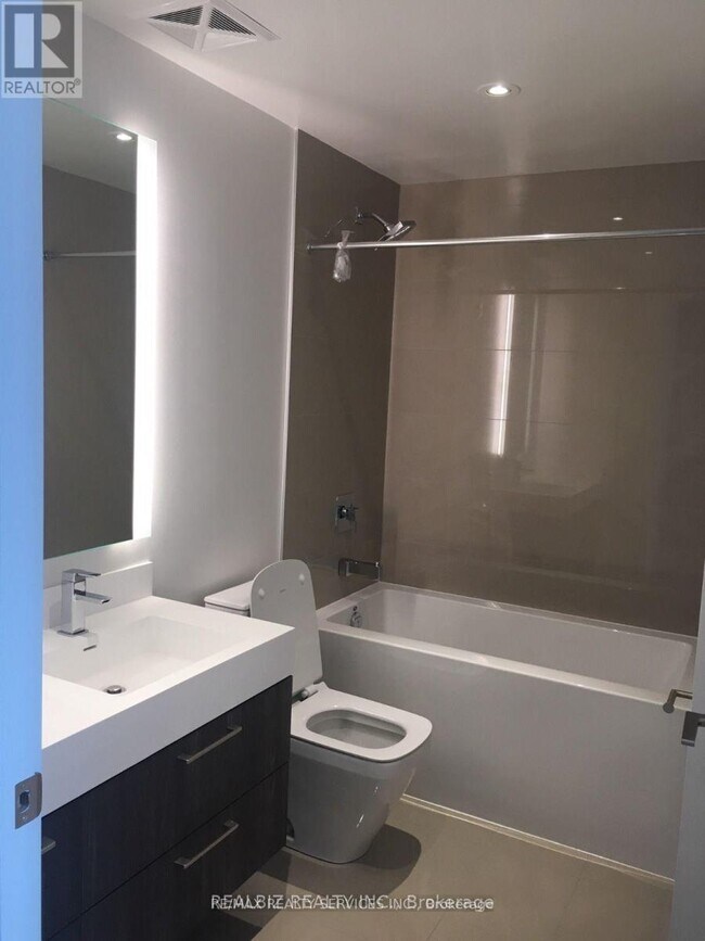 Photo du bâtiment - 1 Yorkville Ave