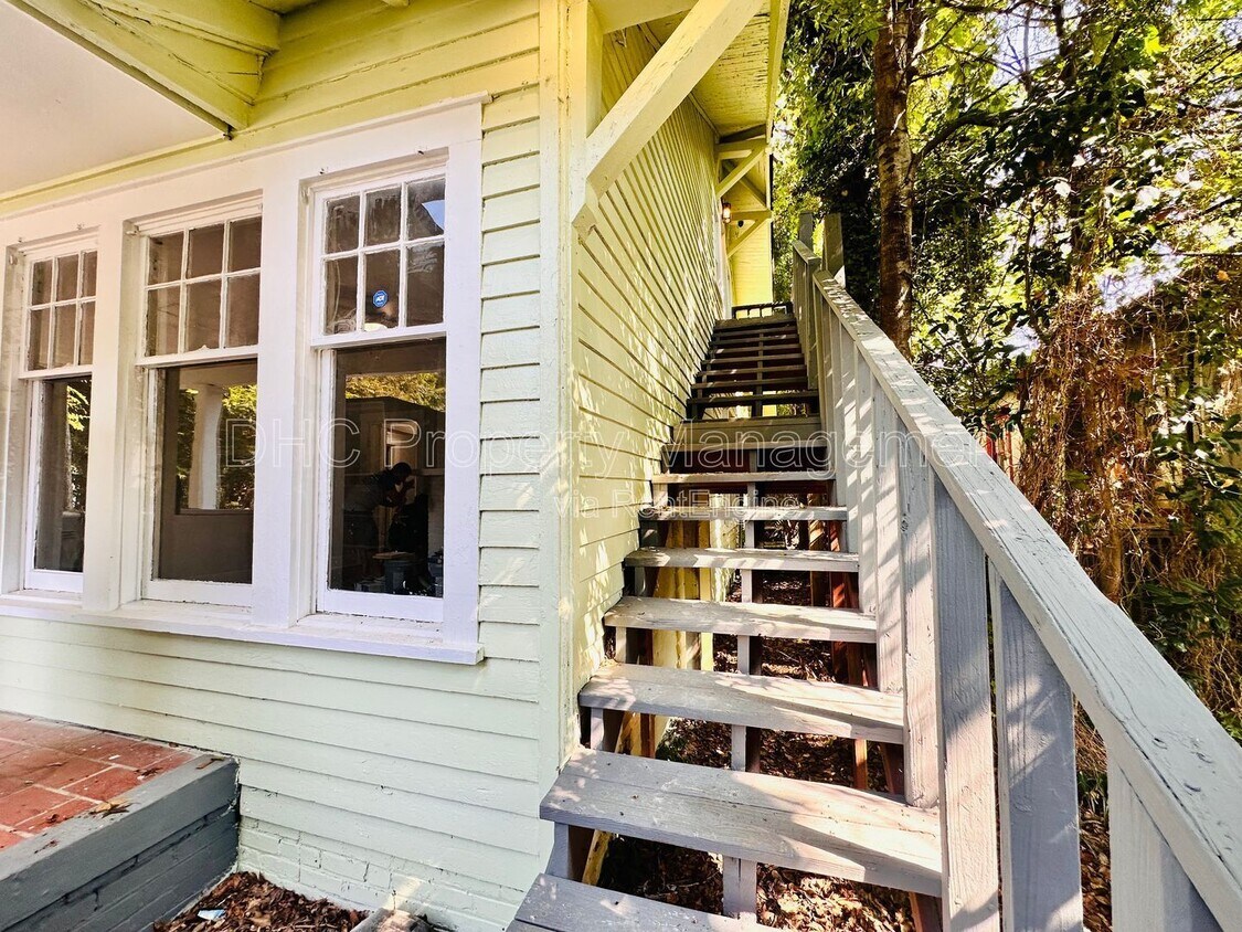 Primary Photo - 2207 Bell St