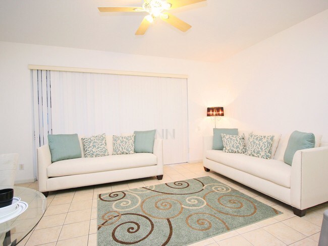 Foto del edificio - 2383 Silver Palm Dr