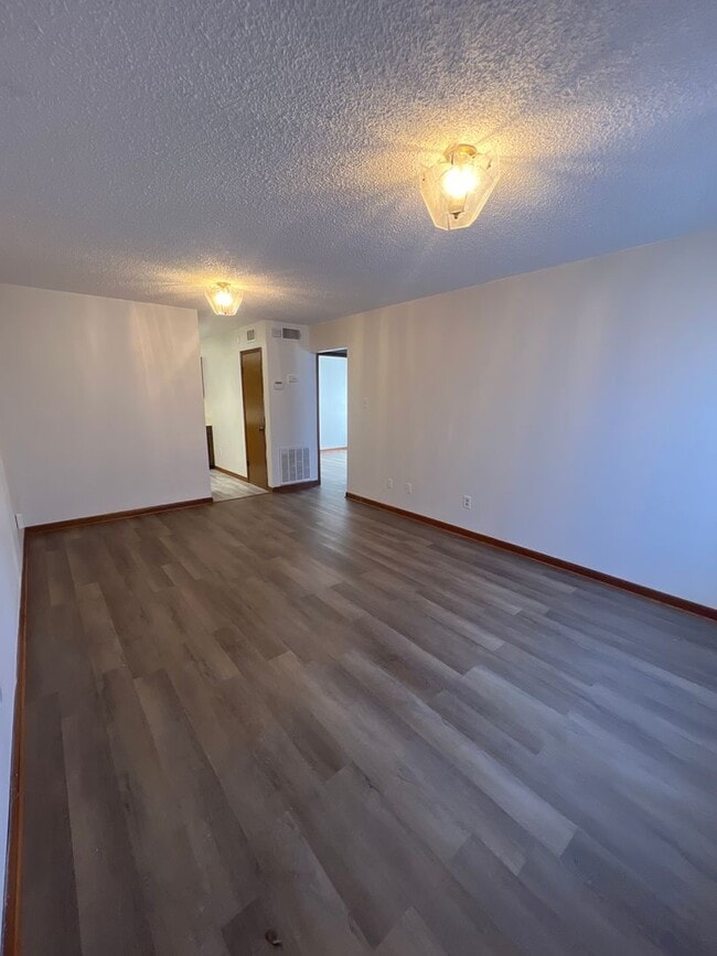 Building Photo - 2 Bedroom 1 bath for lease