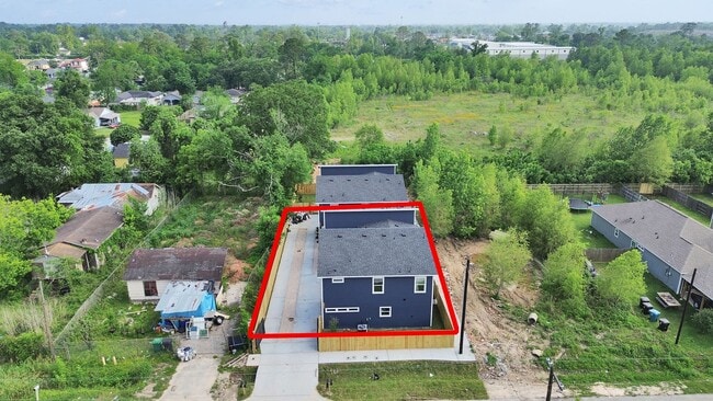 Building Photo - Spacious 3 Bed / 2.5 Bath Duplex – Move-In Ready