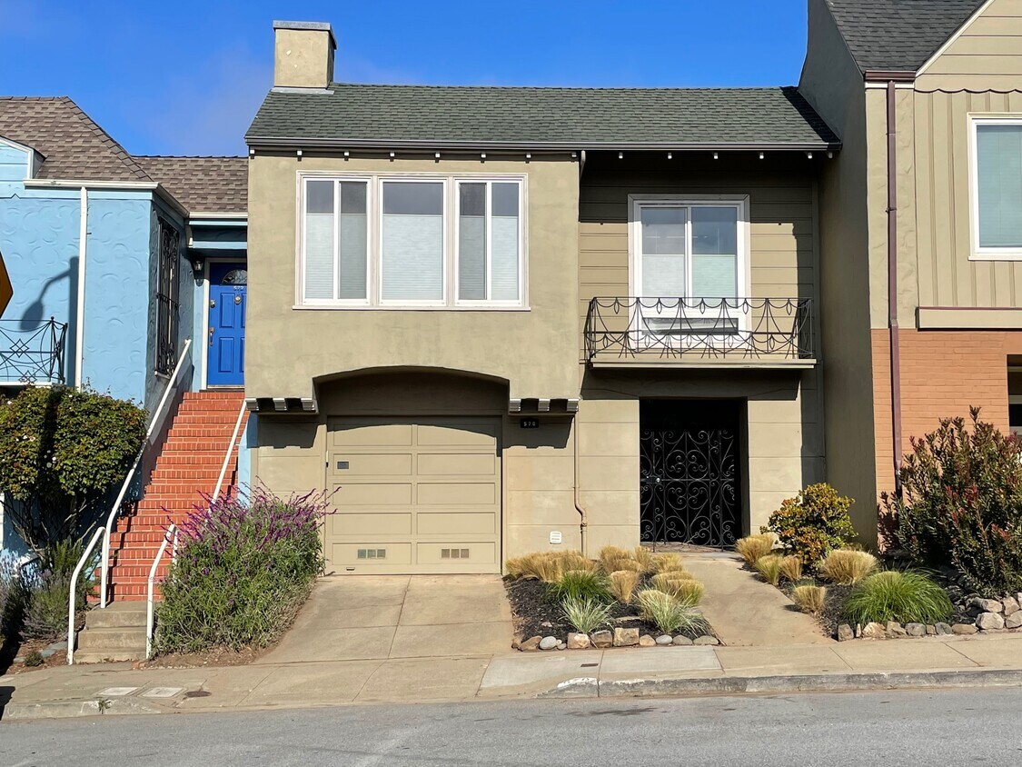 Primary Photo - 570 Teresita Blvd
