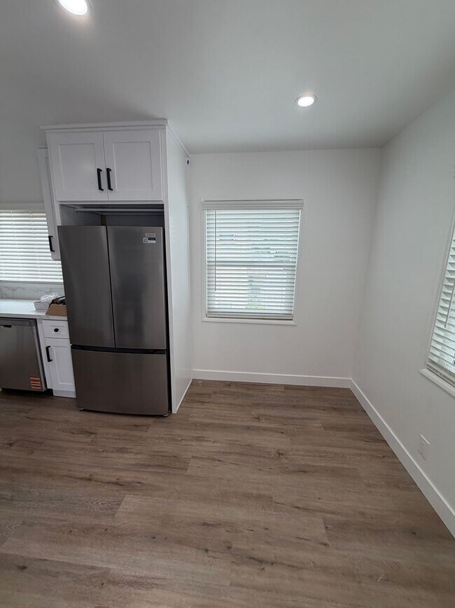 Foto del edificio - Toluca West: Brand new unit with backyard!