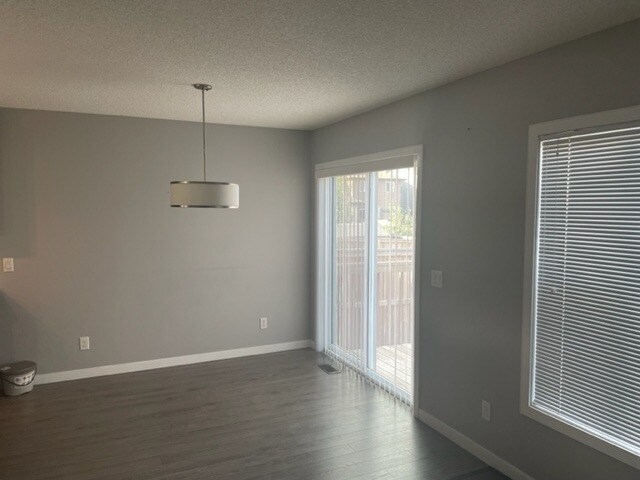 Photo du bâtiment - 274 100 Auburn Meadows Pl S E