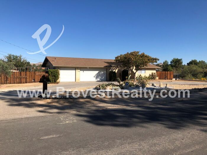 Foto principal - Desert Knolls Apple Valley Home on a Large...