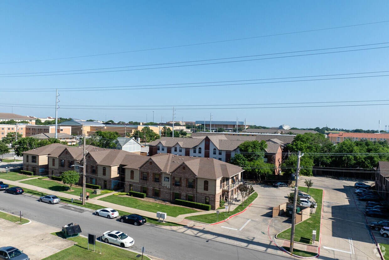 Building Photo - Eagles Landing