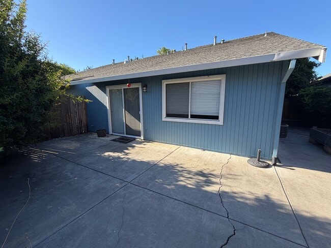 Building Photo - North Davis Charming 2 Bed 1 Bath - Available August 2026
