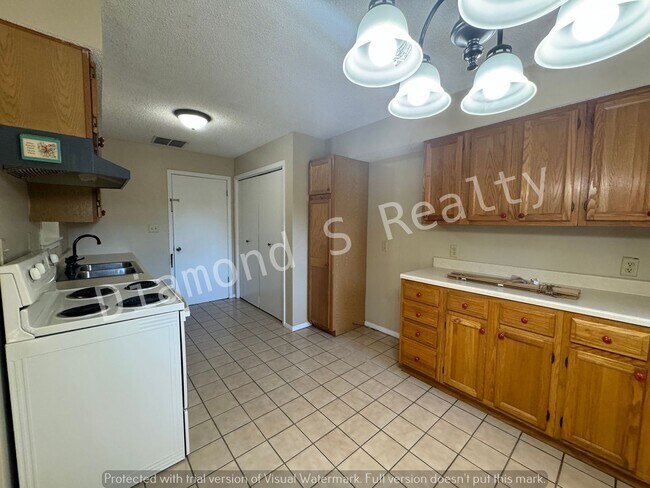 Building Photo - 3 Bedroom Home Located Near Mercy!