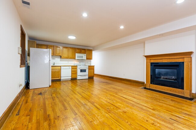Building Photo - 621 5th St NE