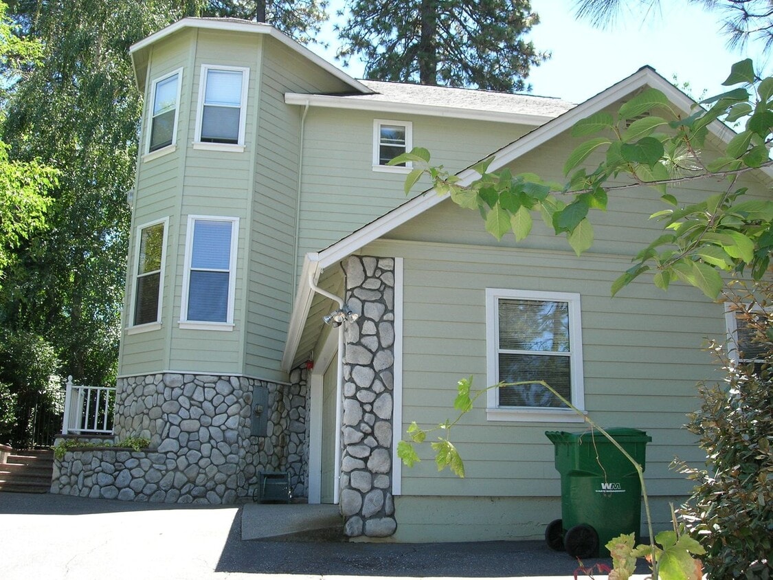Primary Photo - Lovely 2 story Home Walk to Downtown Grass...