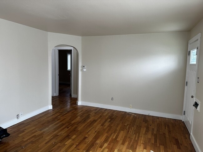 Building Photo - 823 E 64th St