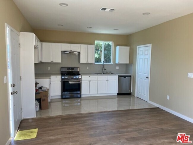 Building Photo - 5701 TUJUNGA Ave