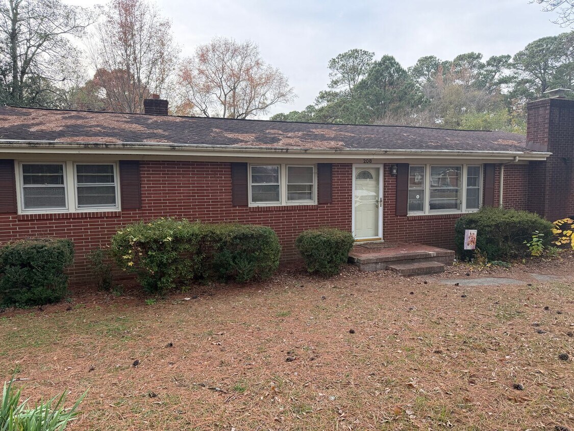 Foto principal - 3 Bedroom Brick Ranch with Large Yard and Bonus Room