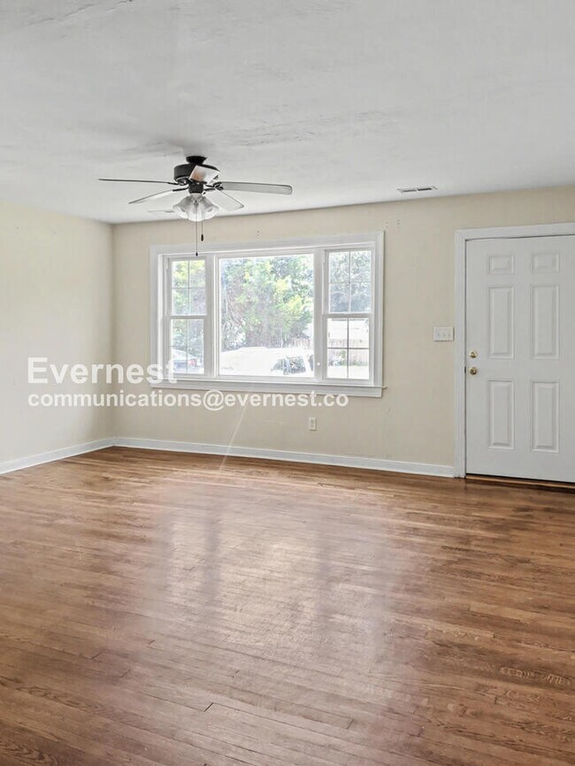 Foto del edificio - 907 Coleman Dr