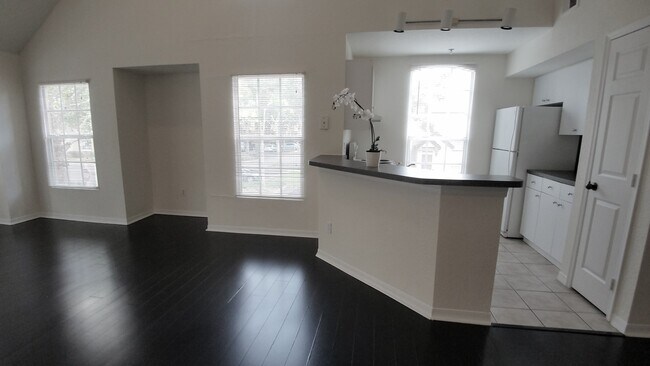 Building Photo - Beautiful High Vol Ceiling 1/1 + bonus roo...