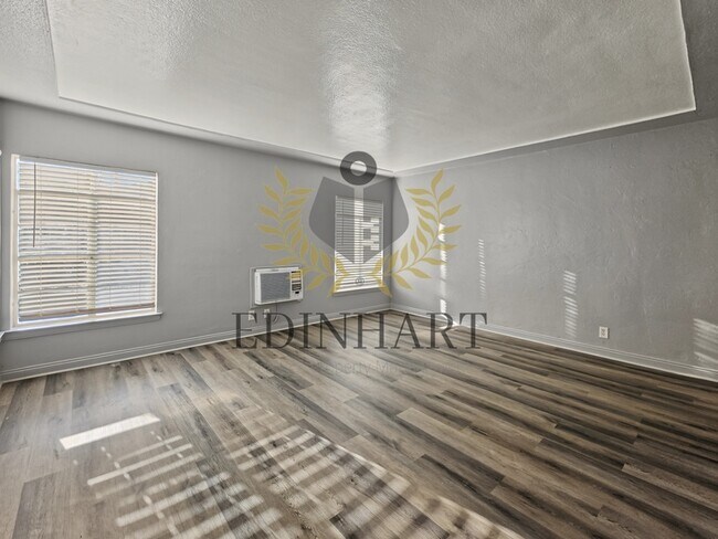 Building Photo - 632 W Hammond Ave