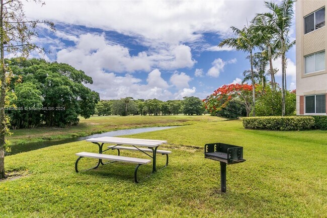 Foto del edificio - 3500 Oaks Clubhouse Dr