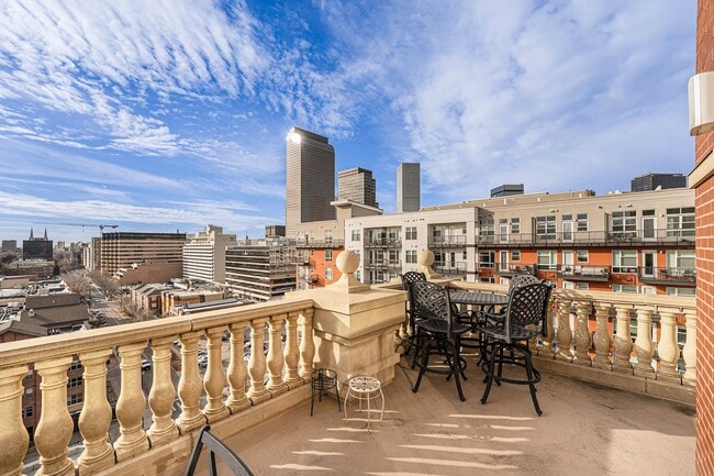 Building Photo - Gorgeous Uptown condo with amazing city views