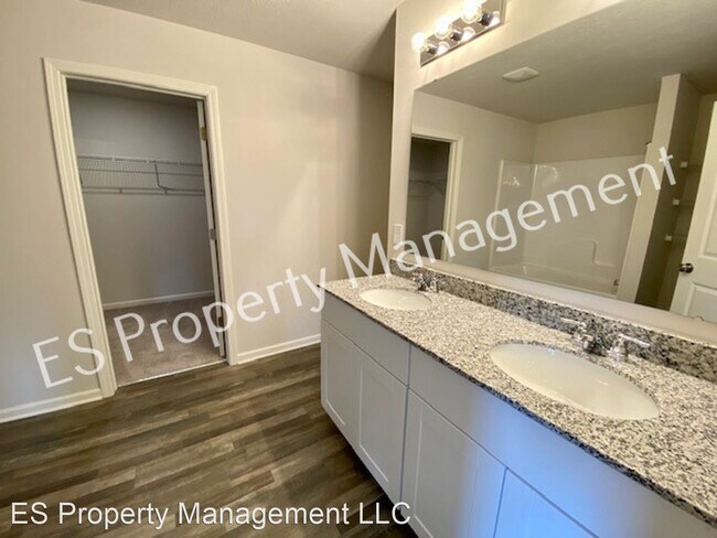 Foto del edificio - 5 br, 3 bath House - 2608 W. Kings Canyon Dr.