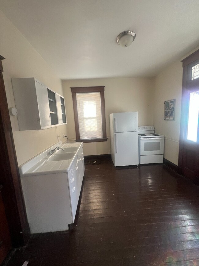 Building Photo - Updated and Spacious!