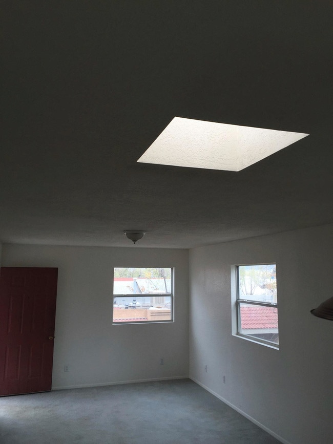 Building Photo - 213 Princeton Dr SE