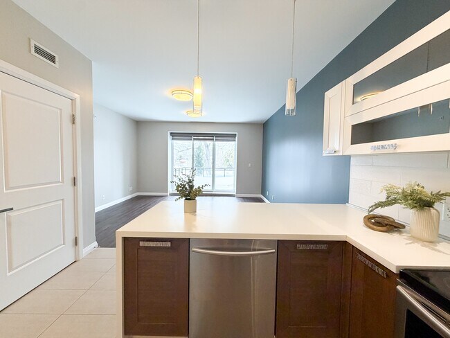 Building Photo - 347 Hyland Dr