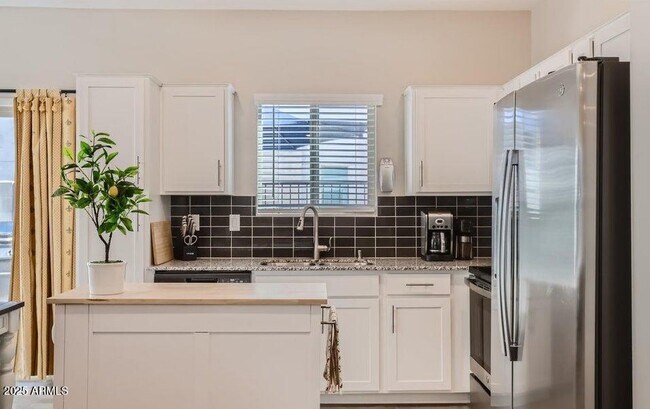 Foto del edificio - 2241 W Griswold Rd