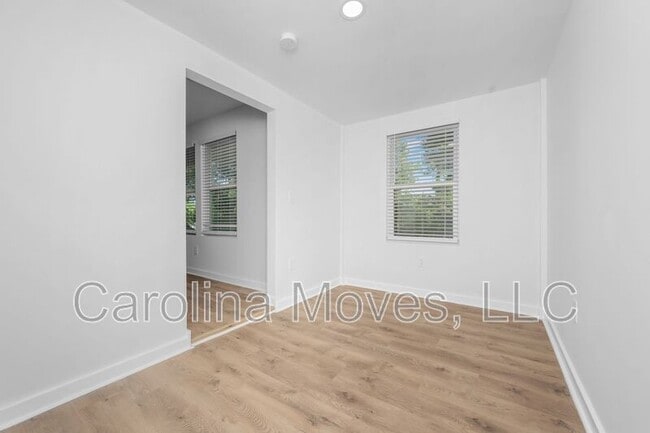 Building Photo - 10 Valley View Dr