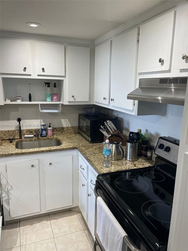 Building Photo - 2761 Taft St