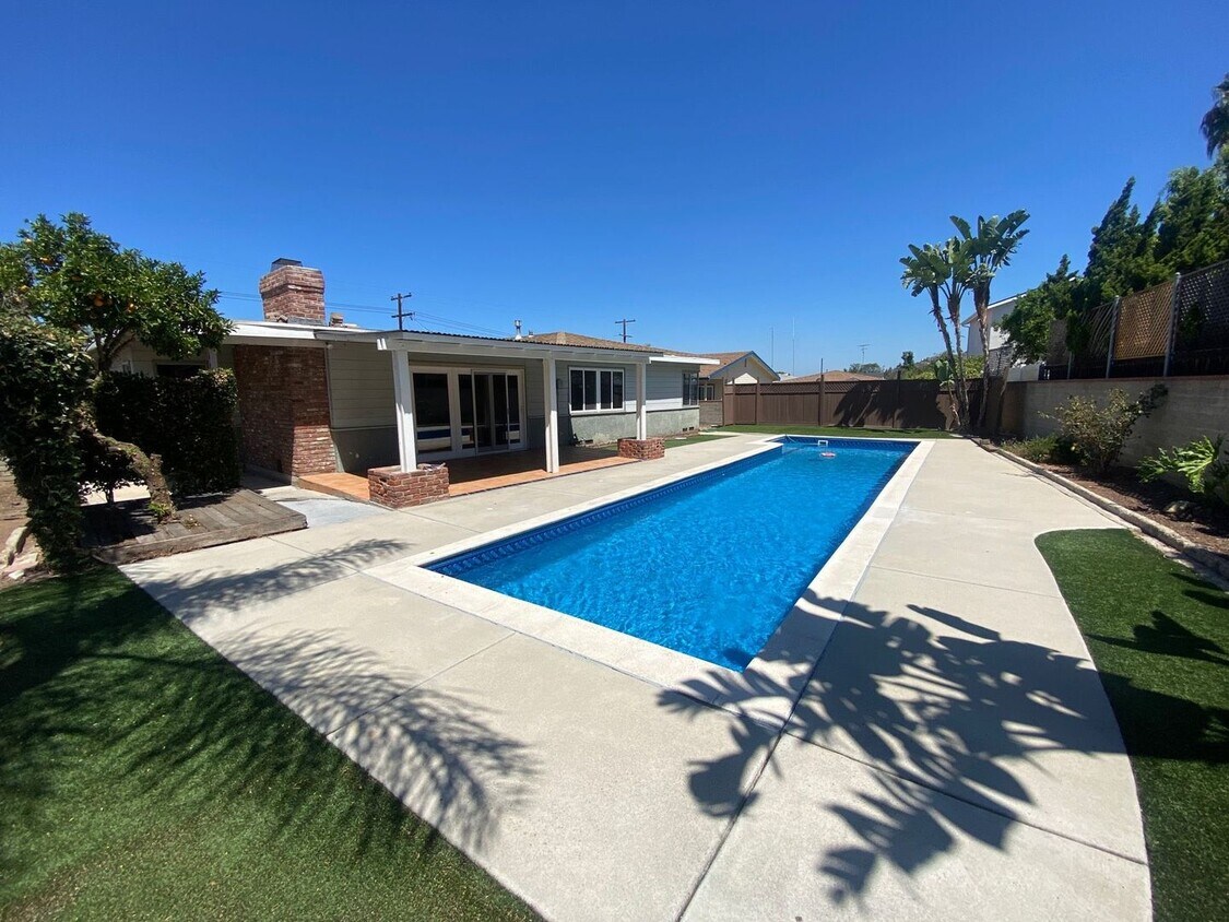 Primary Photo - Great Location, Beautiful Pool! (Lease out...