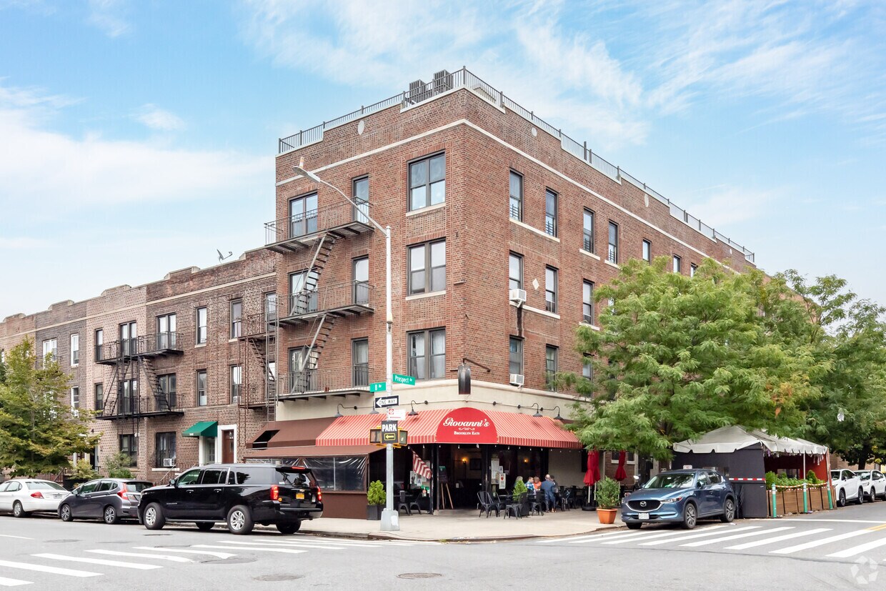 Primary Photo - 1657 8th Ave