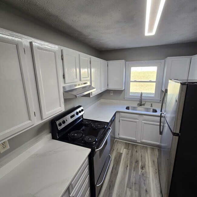 Building Photo - @ Bedroom Townhome conveniently located near the interstate, hospital, airport, entertainment and...