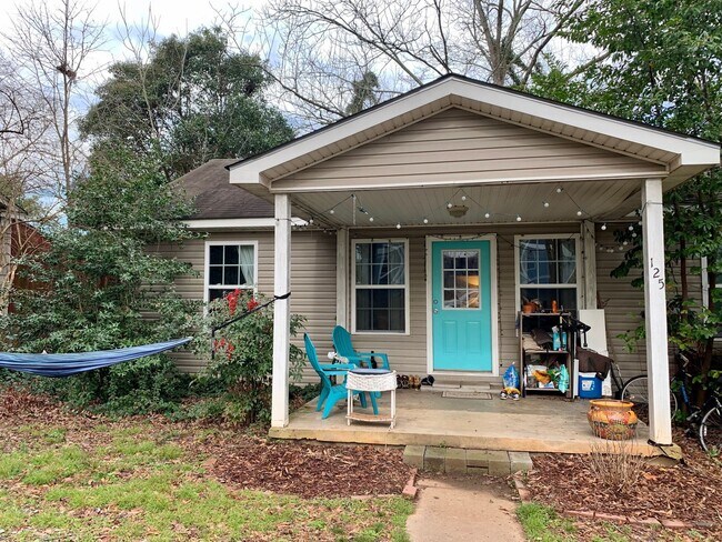 Foto del edificio - Normaltown Area Home! Available August 2026