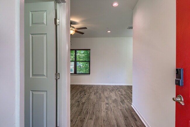 Foto del edificio - OFFERING 50% OFF ONE-MONTH'S RENT...QUAINT RENTAL NEAR I-35