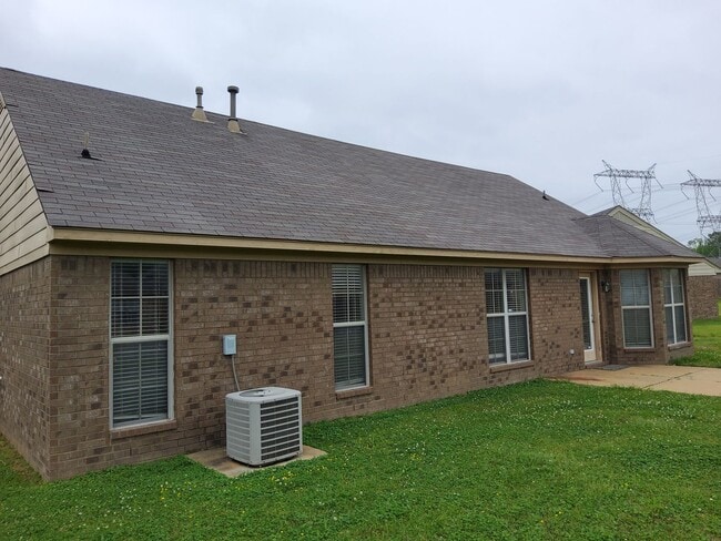 Building Photo - Modern Southaven Home with Two-Car Garage