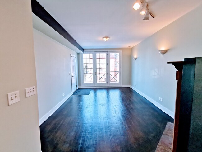 Building Photo - 2215 W Washington Blvd