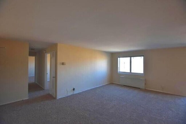Foto del edificio - SUNNY & SPACIOUS 2 BR CONDO IS AVAILABLE I...