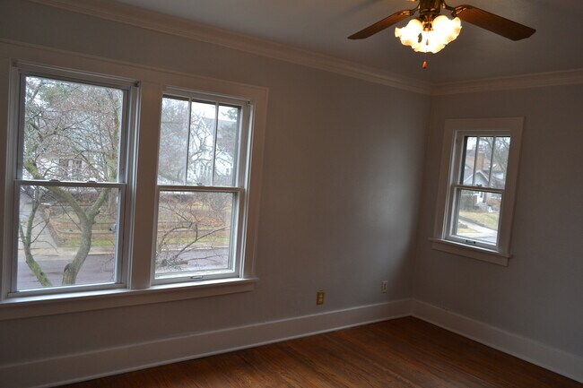 ceiling fan in living room - 912 E Corrington Ave