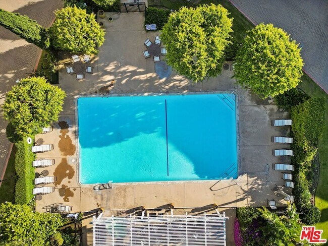 Building Photo - 23924 De Ville Way