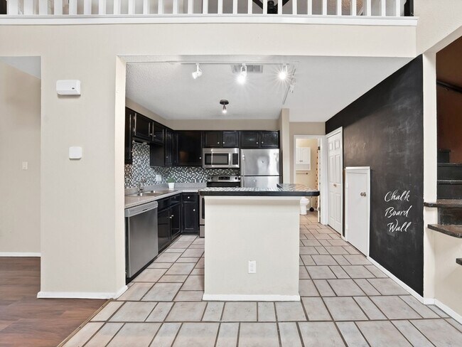 Foto del edificio - 2428 Forest Brook Ln