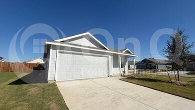 Building Photo - 1600 Parlier St