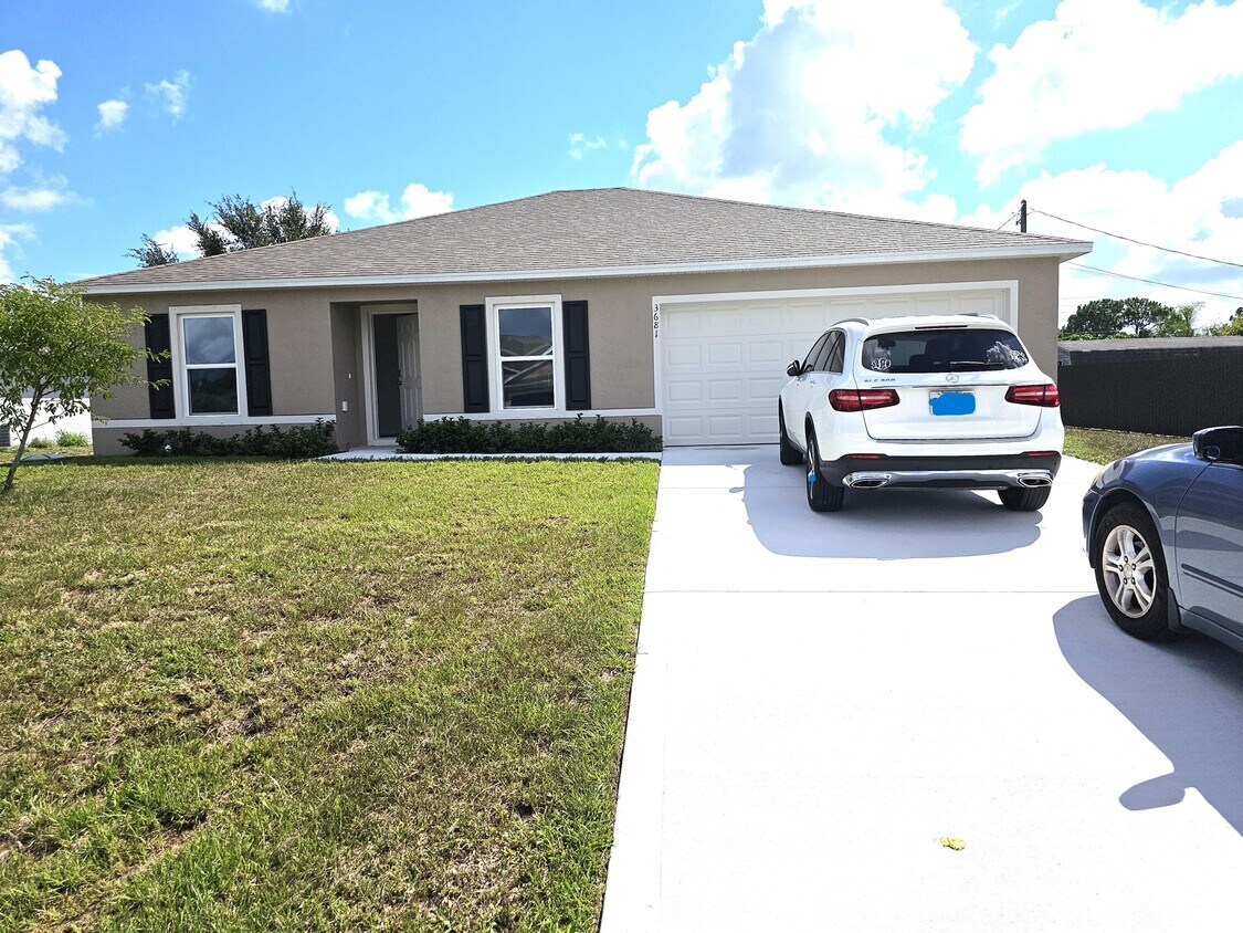 Foto principal - 3681 SW Haines St
