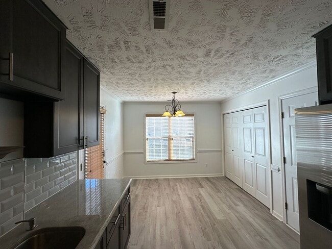 Building Photo - Well-Maintained 4 Bed 2.5 Bath with Fenced Backyard